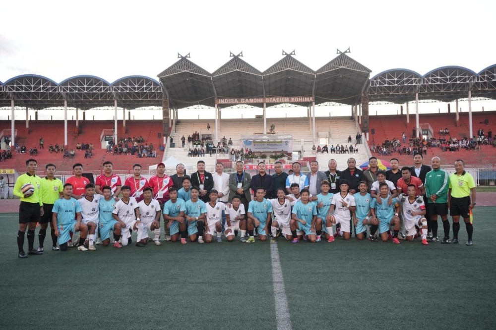 Match patron Er Sungti Amer and others with the players of Anal Lenruwl Tangi and Kuki United FC on October 14.